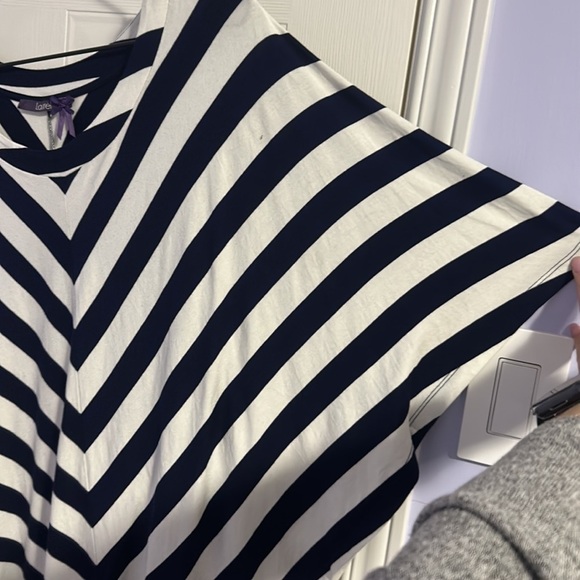 EUC Laurel, Size 10, Diagonal Cut, Loose Beautiful Top - Picture 9 of 9